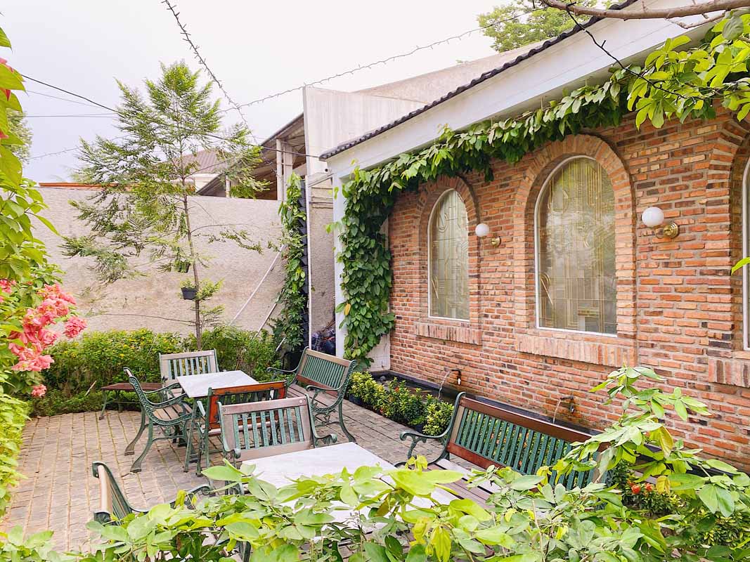 Bagian outdoor di samping restoran yang pas banget untuk nongkrong santai